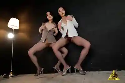 KYMI-050 黑絲W癡女誘惑 ~ 北野未奈 月野香澄 的劇照8