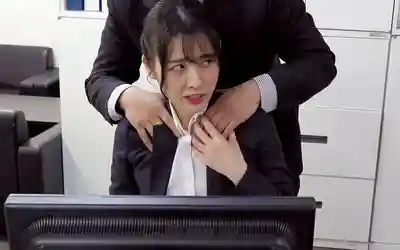 KIR-074 公司裡被變態課長天天騷擾到高潮...明明抗拒卻忘不了快感，主動用大屁股勾引求內射的三十路OL ~ 祈山愛的劇照13