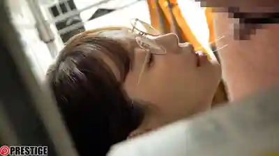 ABF-273 便利店打工的文系小妹被中年店長寢取，陷入粘着性高溼度無聲性愛 ~ 釋愛麗絲 的劇照2