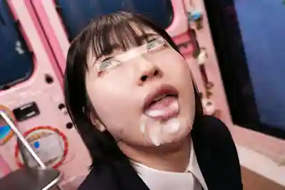 DVMM-295 一般男女監控AV×魔鏡號聯動企劃 求職女大學生為大公司內定拼了命的口技面試2！回答問題時被爆射滿嘴精液噴得到處都是！激烈面試讓JD小穴火熱難耐直接塞入大肉棒精液塗滿狂幹！全員中出的劇照6
