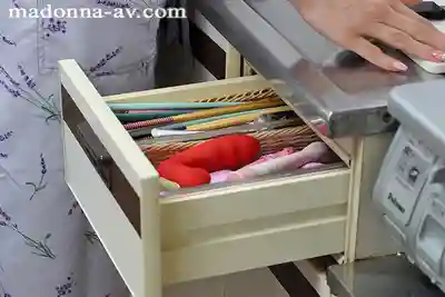 JUR-418 只是上了個訪談節目而已...鄰居們心中的女神白石太太自慰成癮被曝光，淪爲中年大叔們的玩物 ~ 白石茉莉奈 的劇照8