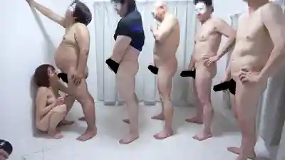 DAVK-110 好想嚐嚐精液的味道…超可愛大奶騷妹好奇心爆棚青春肉感身材被大屌大叔團猛幹6P大亂交的劇照8