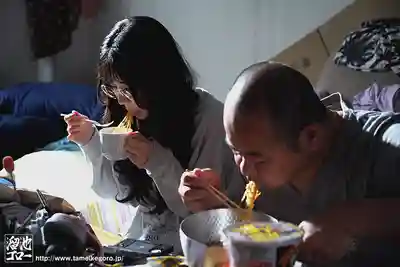 MFYD-057 住在垃圾屋裏的單身糙漢邂逅鄰家腐女 超刺激的肉體SEX ~ 藍芽水月 的劇照12