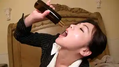 OKZU-015 飢渴硬邦邦雞雞超想要油，姐姐像餵食一樣大把澆油，看著它抖抖歡喜帶它直奔極樂！！的劇照3