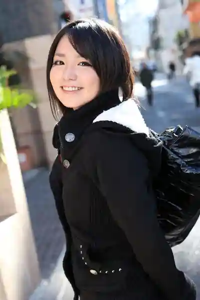 AMOZ-131 街頭搭訕看起來清純的黑髮妹子沒想到比騷浪辣妹還浪！剛開發出的敏感身子直接無套內射狂幹！！精選20人DX的劇照8