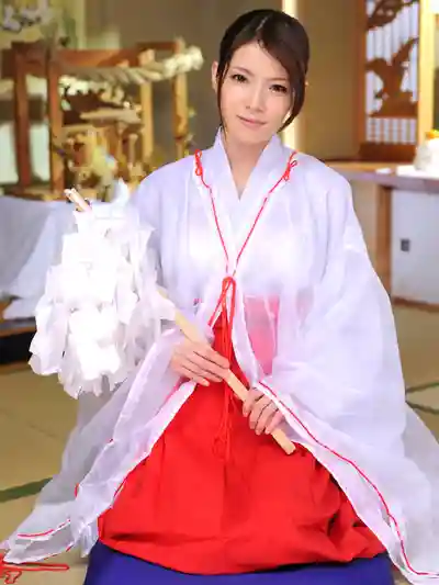 1PON-011412_256 神社巫女慘遭侵犯～聖潔少女變身噴水騷女～佐伯実里的劇照1