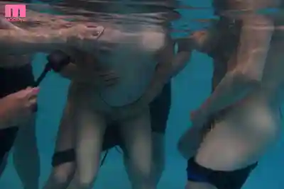 MIDA-392 遊泳部新女教練慘遭輪⬤！宅男泳隊集團狠幹嬌小I杯蘿莉巨乳教練 ~ 杏津杏 的劇照4