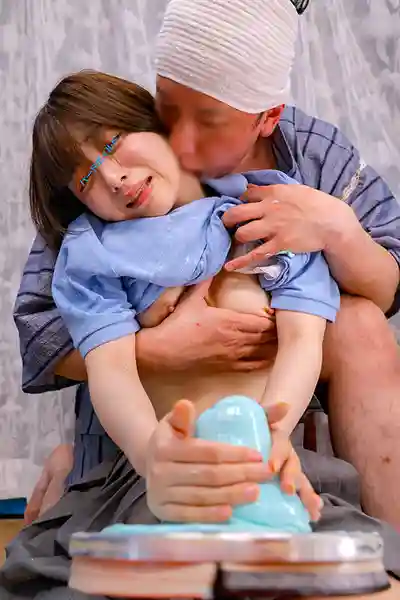 SVMGM-043 魔鏡號硬派版 女高中生挑戰乳交陶藝遊戲 敏感奶頭被泥巴油抹得發燙 青澀少女身子熱血沸騰竟首次中出爽翻的劇照10