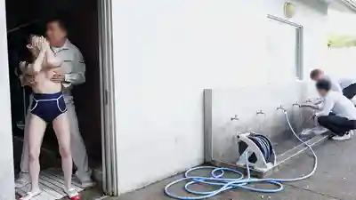 FJIN-107 奶頭被捏到失禁！超敏感乳首開發的JK娘被清潔工幹到白目的絕頂高潮 ~ 三葉彌生 的劇照11