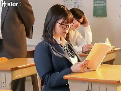 HUNTC-288 超正經眼鏡娘班長的祕密 放學後只給我看的淫蕩 ~ 八森若菜 乙羽あむ 前乃菜菜 小野寺舞 的劇照14