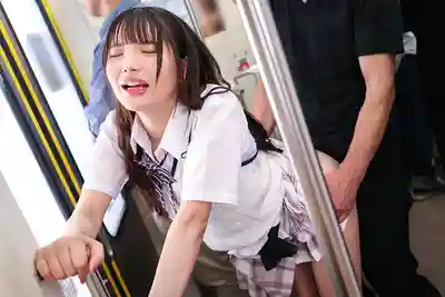 SVCAO-021 J系田舍娘美少女被強制塞入巨型震動棒！高潮不停的激烈震動雙腿痙攣失禁潮噴的癡漢電車！ ~ 花守夏歩 小島美子 佐藤愛瑠  的劇照13