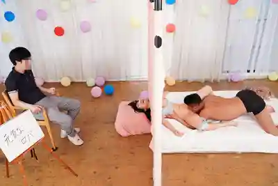 DVMM-315 一般男女監控AV  老公的臉/別人的雞巴！在毫不知情的老公眼前，人妻從牆洞只露出臉，被巨屌偷偷幹到連續中出！ ~ 旭メイサ 雨宮凜 安部藍 鈴木真夕 的劇照7