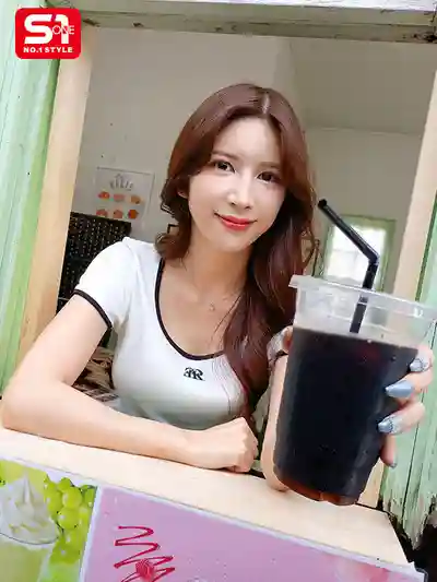 SONE-959 SNS爆紅的超正得來速店員 背地裡被同事和店長當肉便器輪著幹 ~ 七森莉莉的劇照1