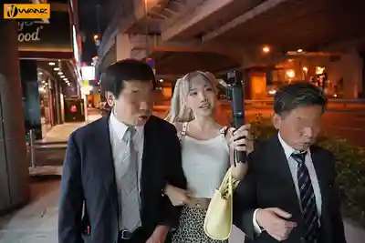 WAAA-594 沒我允許不准射！辣妹痴女街頭獵豔 抓住M男就玩弄乳頭手淫焦急到極限的無套散步 ~ 春陽萌花的劇照12