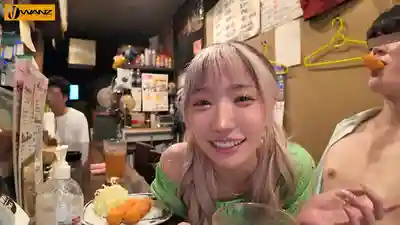 WAAA-594 沒我允許不准射！辣妹痴女街頭獵豔 抓住M男就玩弄乳頭手淫焦急到極限的無套散步 ~ 春陽萌花的劇照3