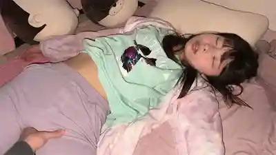 NEOS-016 癡漢尾行萌妹後偷窺入侵綁架睡奸！中出讓她懷孕！美少女睡奸特輯 的劇照9