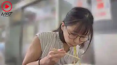 NPJS-247 和地味巨乳眼鏡娘約炮成功！被性欲吞噬的她化身肉食癡女把我榨到天亮全部吃幹抹淨 ~ 由衣陽菜 的劇照15