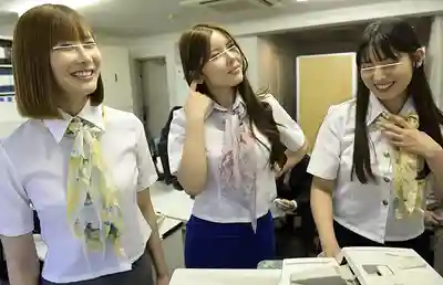 SW-1032 女子社員的肉感黑絲太誘人了 被翹臀美腿勾引 在公司就先正法！出差在酒店黑絲美腳幹到爽暴 ~ 夏川步美 兼咲美優 宇流木沙羅 的劇照17