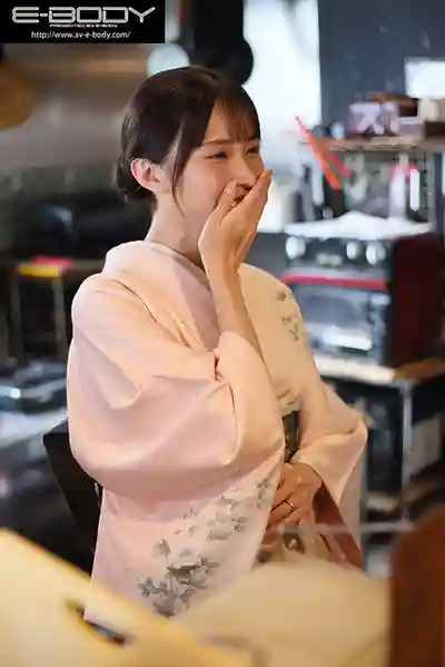 EYAN-208 新人出道！真實女將 客人不知道的另一面 和服下隱藏的純白G罩杯人妻的淫亂性愛 料理亭美人女將 AV DEBUT ~ 佐野秋帆 的劇照9