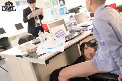 ROYD-291 幫你口一發就當我男友！被爸媽逼婚的甜美同事找上廢柴的我 ~ 椎名七海的劇照7