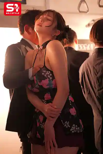 SNOS-052 慾火焚身人妻著暴露裝搭電車，主動勾引陌生男人滿足飢渴身軀 ~ 東實果的劇照5