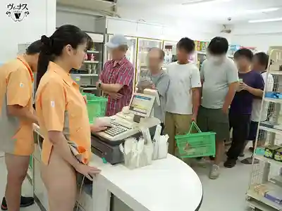 VEMA-254 反向性騷擾×超商人妻～故意用下流話讓工讀生勃起後狂吸肉棒的老謀深算～ ~ 東ふうか的劇照1