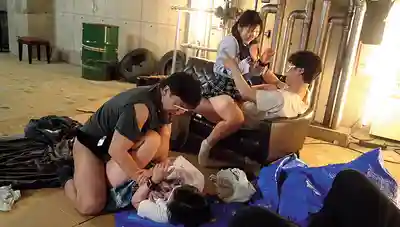 SCOP-897 來廢墟試膽的傻妹JK慘遭流浪漢襲擊！飢渴至極的遊民們撲向青春肌膚為所欲為！必定著床的中出強暴共15發！的劇照11