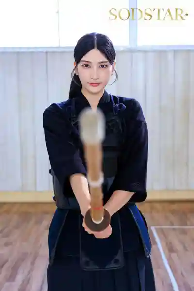 START-505 冷豔女劍道老師 平日凜然高冷卻對弟子們超甜 媚眼淫語誘惑大肉棒 給你幹到暴爽 ~ 本莊鈴 的劇照19