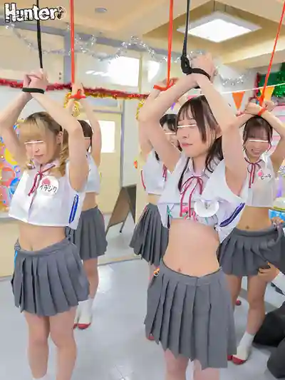 HUNTC-508 「新鮮現摘的水果女孩要來一個嗎？」學園祭驚現拉鏈制服膝上同坐水果吧！豐滿多汁想摸哪裡隨便開 ~ 柏木小夏 渡來楓 七瀨穗花 中城葵 白浜美羽的劇照9