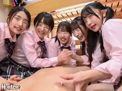 HUNTC-431 童貞小哥秒變種馬！被強制拉進體育名校女生宿舍3天4夜入住體驗！全校唯一男生被性欲旺盛的體育系女生們玩壞了的後宮性生活！ ~ 皆月光 五十嵐清華 一色さら 小野寺舞 小島美子 由良佳奈 的劇照8