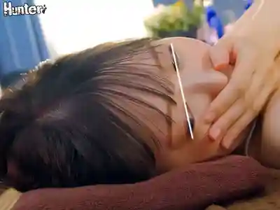 HUNTC-527 反覆寸止逼到崩潰！純真女子第一次去按摩就被開發全身 忍不住的那一刻...弓身大潮吹 ~ 天馬唯 皆月光 清巳麗乃 宮ノ木しゅんか的劇照12