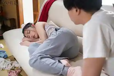 DLDSS-467 職場女強人在家卻是邋遢喪女姐姐 半露屁股讓我忍不住從後面中出 ~ 三葉千春的劇照4