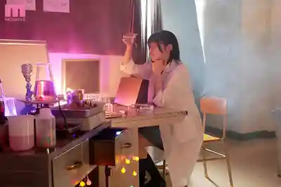 MIDA-519 媚藥研究社團 常年招募能控制中出 搞定媚藥發情騷貨部長的絕倫隊員 ~ 石原希望  的劇照11