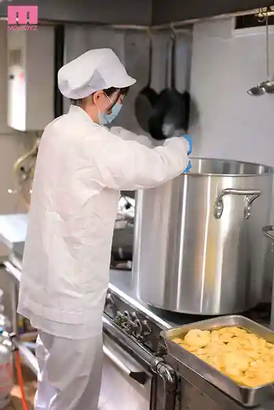 MIFD-711 每周守護孩子健康的地味學校食堂阿姨 被肉棒插入秒高潮！！還潮噴了！！脫掉衣服竟是隱藏的美爆乳 爽到連續絕頂AV出道 ~ 碓冰夏目 的劇照12