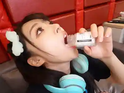 GVH-822 地雷系神待娘飲尿放題！舔舐臭穴後被幹到白眼失神潮吹飲尿舔穴SEX ~ 皆月光 的劇照2