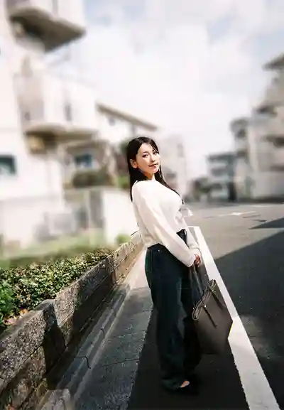 JERA-023 和不太熟的公司同事OL續攤後順勢開房 身體太合拍她越來越撒嬌於是整晚反覆吞精中出 ~ 紗紗原百合的劇照15