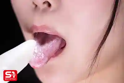 SNOS-121 美少女的超濃厚舌吻唾液性交 淫靡交纏融化你的理智 ~ 初美菜乃花的劇照1