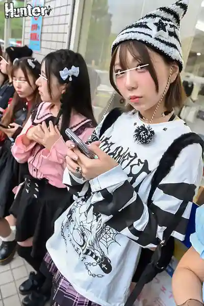 HUNTC-536 便利店門口開站街 地雷系妹子談得好連無套中出都行 ~ 皆月ひかる Marika Watanabe 柏木こなつ 有棲舞衣 早野結香的劇照12