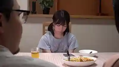 REAL-969 強暴躲貓貓 趁爸爸和繼母不在家 陌生大叔們闯了進來 我害怕地逃跑躲進壁櫥 但還是被抓住了... ~ 日向由奈的劇照16