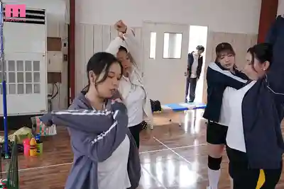 MIRD-273 爆乳媽媽排球隊 假借練習休息之名用超大奶來壓迫年輕肉棒 欲求不滿的熟女們榨精中出 ~ 藤沢麗央 本真友裏 七草千歲 塚田詩織 的劇照11