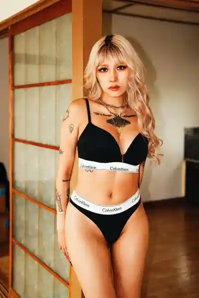 鳳可怜第2張寫真