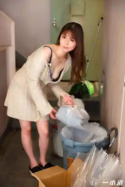 1PON-022622_001 早晨倒垃圾時遇到的愛玩真空人妻 ~ 水樹璃子的劇照16