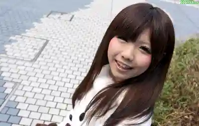 綾那優第4張寫真