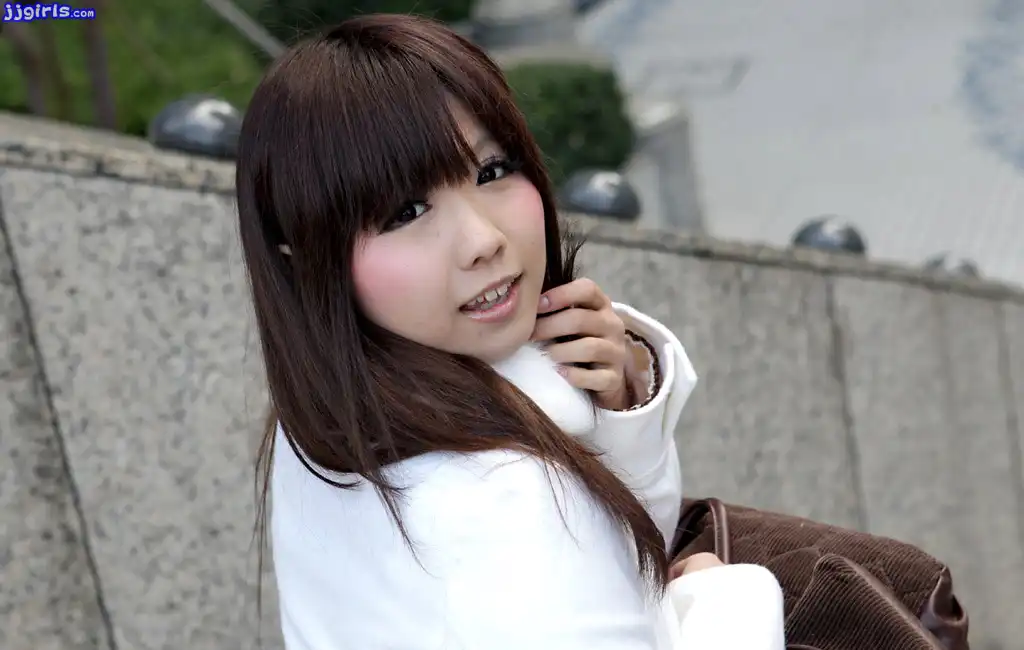 綾那優第11張寫真