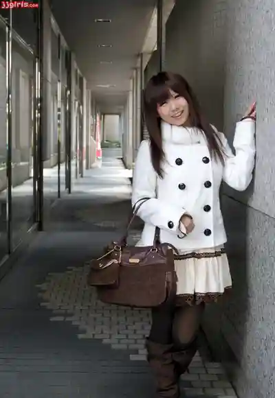 綾那優第13張寫真