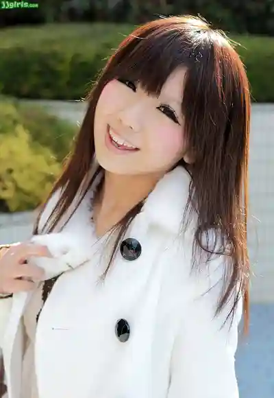 綾那優第14張寫真