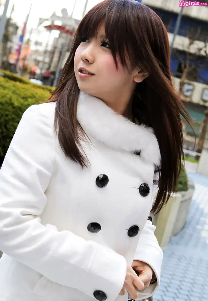 綾那優第16張寫真