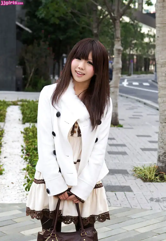 綾那優第18張寫真