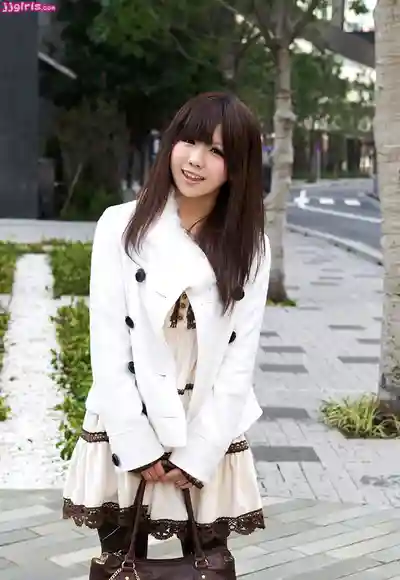 綾那優第18張寫真