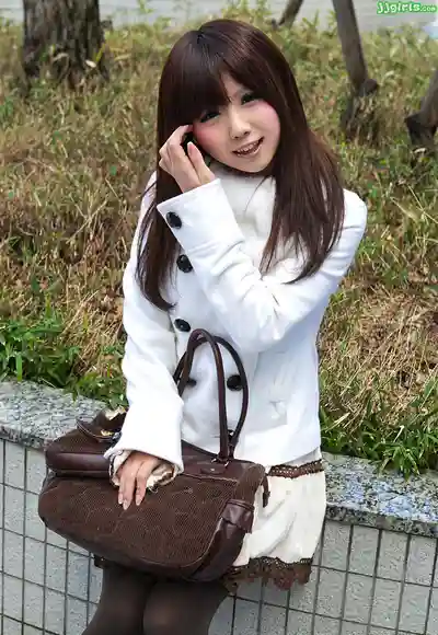 綾那優第20張寫真